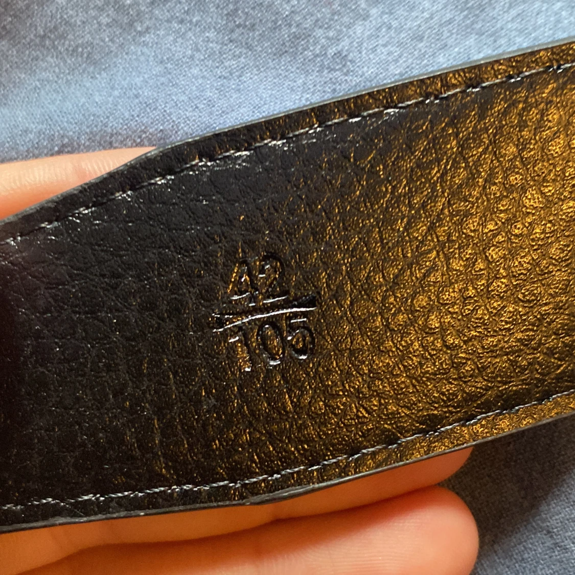 Svart skärp med H-spänne i skinn - 1