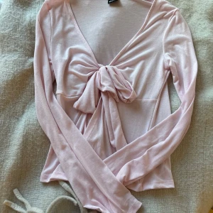Rosa topp - Säljer denna rosa tröjan från Gina tricot! Den är i mycket bra skick och är använd max 3 gånger. Köptes  för 300 och säljer för 120 men priset kan diskuteras!!💕