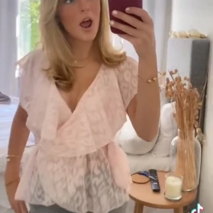 Rosa leopard blus - Superfin blus men ett band runt som man kan välja att ta bort om man vill också