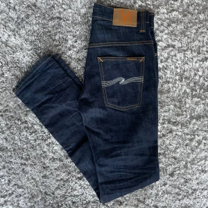 Nudie Jeans Thin Finn (Slim fit) Dry Ecru Embo - Säljer nu dessa Nudie Jeans i den populära passformen Thin Finn | Använt men fortfarande i grymt skick | Strl: W29 L32 | Färg: Organic Dry Ecru Embo | Nypris: ~1400kr | Hör av dig vid minsta fundering :)
