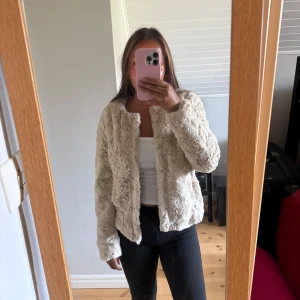 Beige teddyjacka från Vero Moda - Säljer nu min beigea teddyjacka från Vero Moda. I storlek XS. Aldrig använt! 