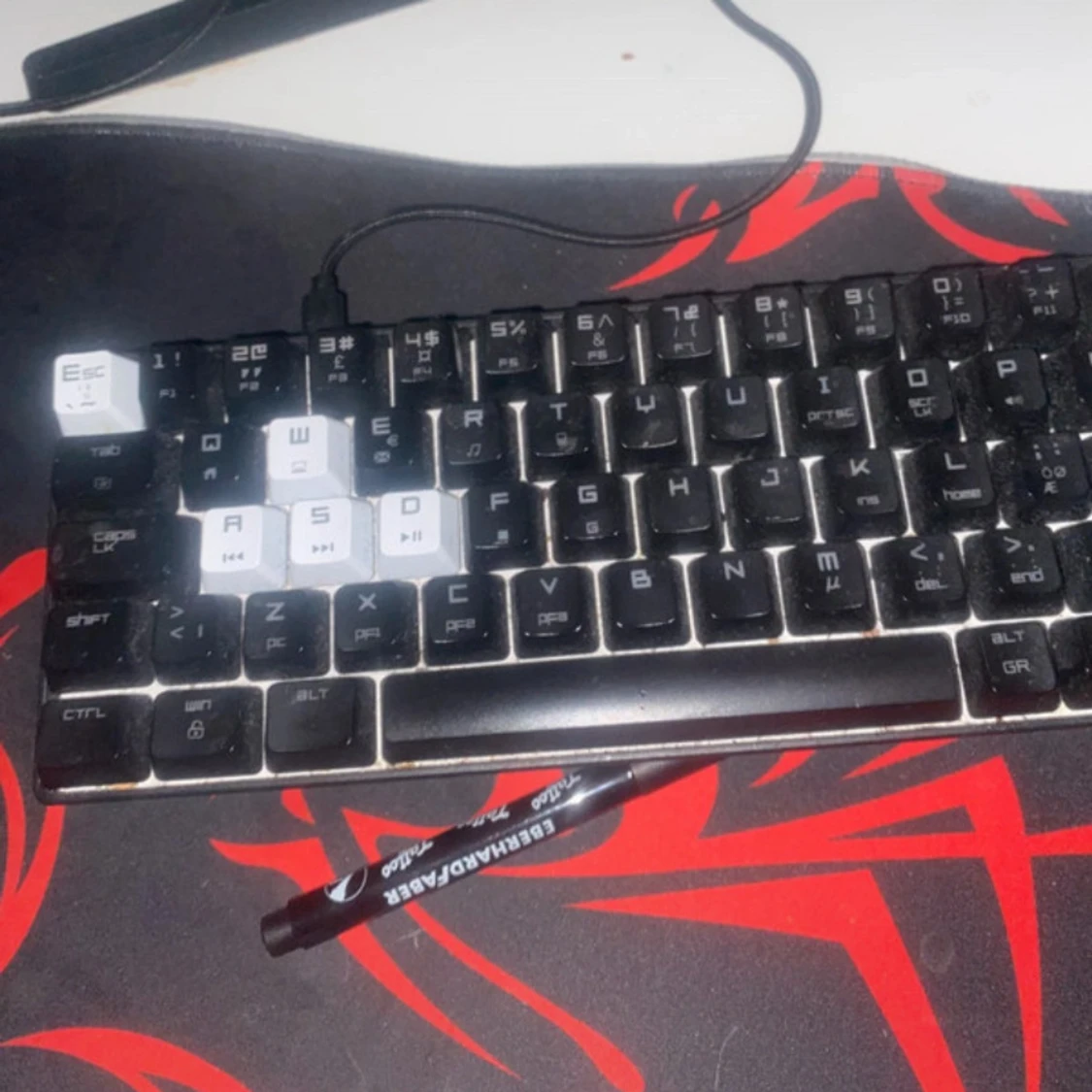 Alpha tangentbord jätte bra skick med fina knapp ljud som låter jätte skönt  - 2