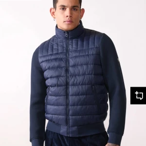  cardigan från Pier One - Cardigan från Pier One med quiltad framsida och rygg, släta ärmar och två snedställda fickor med dragkedja. Cardigan har hög krage och hel dragkedja framtill. Perfekt för dig som gillar en clean och sportig look