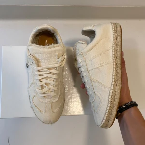 Maison margiela espadrillas skor 41 - Maison Margiela espadrillas //  Helt nya aldrig använda //  100% äkta ” kvitto finns ” //  Storlek spansk 40 men passar 41 //  Skriv vid minsta fråga eller fundering💯🤝
