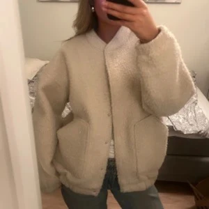 Jacka - Vit/beige teddyjacka från Vero Moda. 