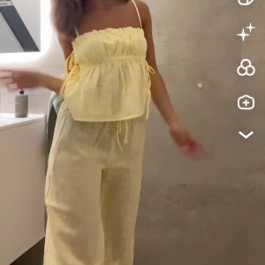 Gult linne set - Älskar detta ljusa gula Settet med vida byxor. Passar både S och XS. 