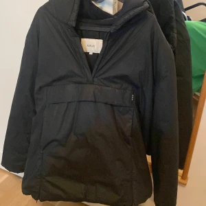 Replay vintage vinterjacka  - Svart vintage vinterjacka från Replay  i storlek L (passar stl 38-42) Jackan är i bra skick, har en stor magficka med lock, hög krage och huva. Perfekt för kyliga dagar när du vill ha en clean och stilren look.