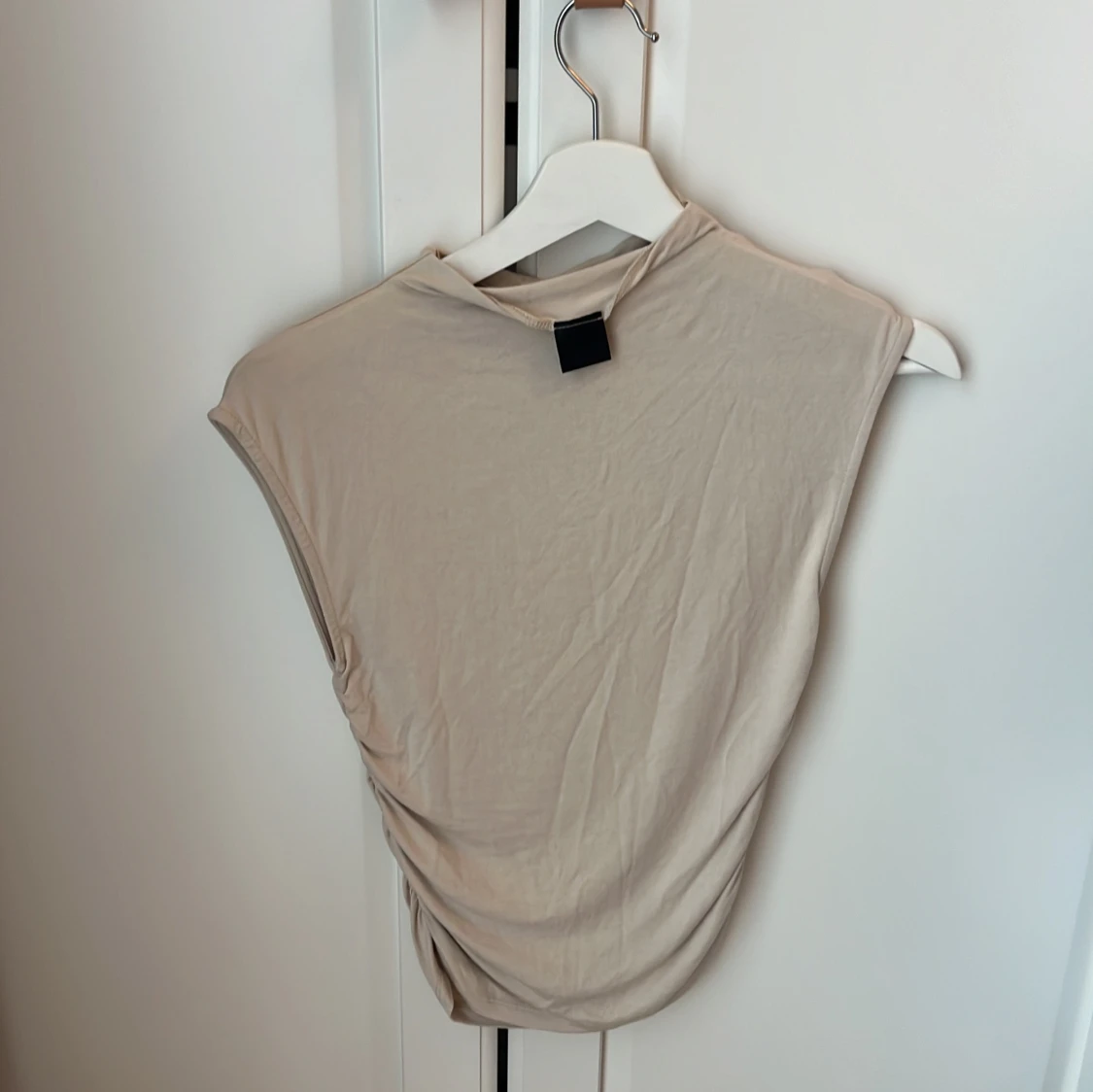 Beige soft touch topp från Gina Tricot - 1