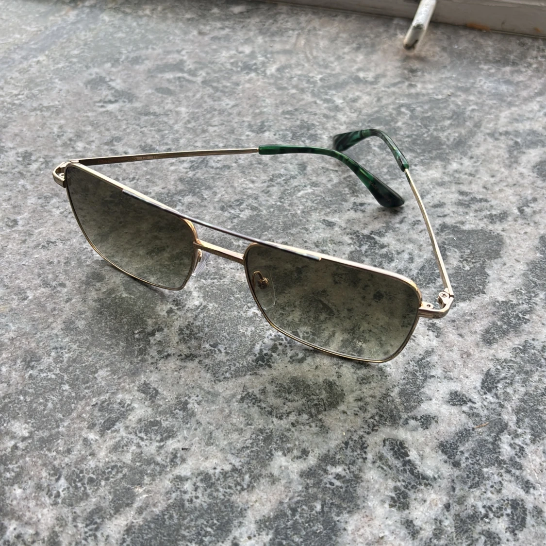 Guldiga rektangulära solglasögon från Vasuma eyewear