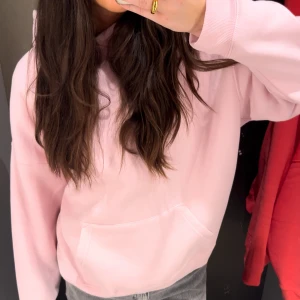 Ljusrosa hoodie  - Supermjuk ljusrosa hoodie med huva och stor magficka. Tröjan har en relaxed, oversized passform och långa ärmar. Perfekt för chill dagar och enkel att styla med jeans eller leggings.