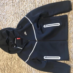 Svart Nike vindjacka med huva XL - Storleken är xl/158-170 i barn storlek 