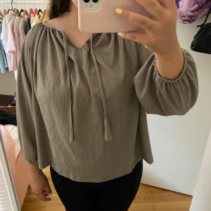 Beige blus med snörning från Lager 157 - Säljer en beige blus från Lager 157 i storlek S. Blusen är tunn och skön! Snörena går att knyta ihop❣️💕använd och tvättad ett par gånger men är fortfarande i bra skick