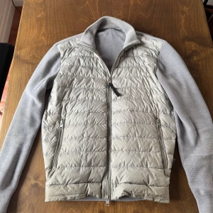 Woolrich cardigan - Tja säljer en otroligt fin grå cardigan från märket Woolrich i storlek medium💯Jäkligt skön jäkligt stilig och passar till allt. Perfekt höst/vår jacka. Nypris ligger runt 3000kr. Skicka meddelande ifall de finns frågor🤝