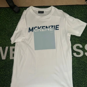 Vit McKenzie t-shirt med tryck - Knappt använd, nytt skick 