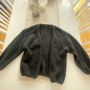 Säljer Lindex kofta  - Säljer min svarta Lindex kofta köpt för 900kr på deras hemsida. Den har bra material och den är använd ca 4-5 gånger. Säljer på grund av att den blivit för liten. För mer frågor eller bilder skriv privat 