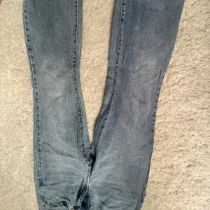 Blå jeans från Vero Moda - Snygga blå jeans från Vero Moda med klassisk femficksdesign och raka ben. Jeansen har en ljus tvätt och är tillverkade i slitstarkt denim med kontrastsömmar. Perfekta för en avslappnad och trendig look.