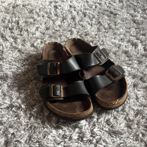 Birkenstock Arizona - Säljer dessa Birkenstock tofflorna i modellen Arizona. De är i bra skick men mycket använda. Tofflorna är i storlek 43, bara skorna kommer med. Bara att sriva över frågor och funderingar.