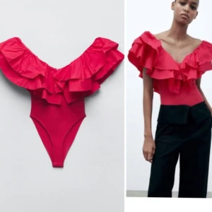 Rosa volang body Zara  - Hej! Säljer min fina rosa body från Zara i storlek M men sitter som en S! Jättefin färg perfekt till sommaren💕 Skriv för egna bilder! Pris går att diskutera 🙌