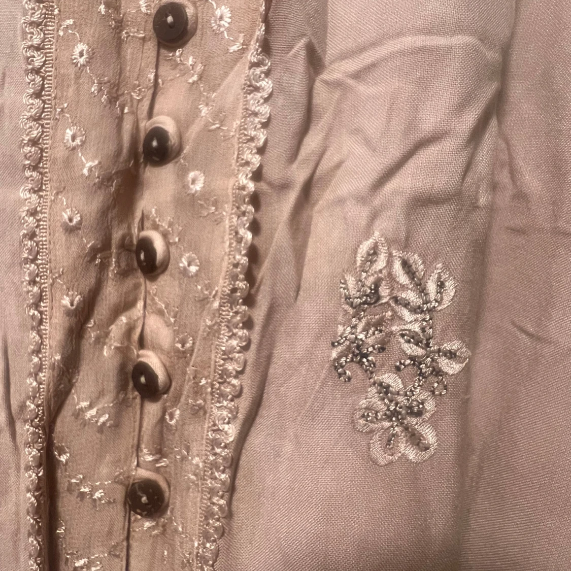 Beige långklänning med broderi och knappar - 4