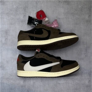 Travis Scott mocha lows - I bra skick och helt oanvänd. Jag fick skorna i en present och storleken passade inte därför säljer jag dem.