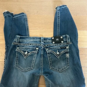 Miss Me jeans - Miss me jeans i storlek 30, köpta här på plick. Personen jag köpte de av har själv sytt de till utsvängda. Tyvärr är det ett hål i de men de går säkert att fixa, på mig syns inte hålet när jag har på mig jeansen. Skriv om ni har frågor❤️ Obs vet inte riktigt vad storlek 30 är för storlek för de är lite stora på mig som vanligtvis har s. Skriv gärna för måtten