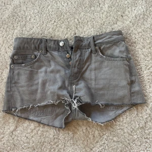 Lågmidjade Grå jeansshorts - Ett bar snygga Lågmidjade gråa jeansshorts, jätte sköna och fina att ha på sommaren 