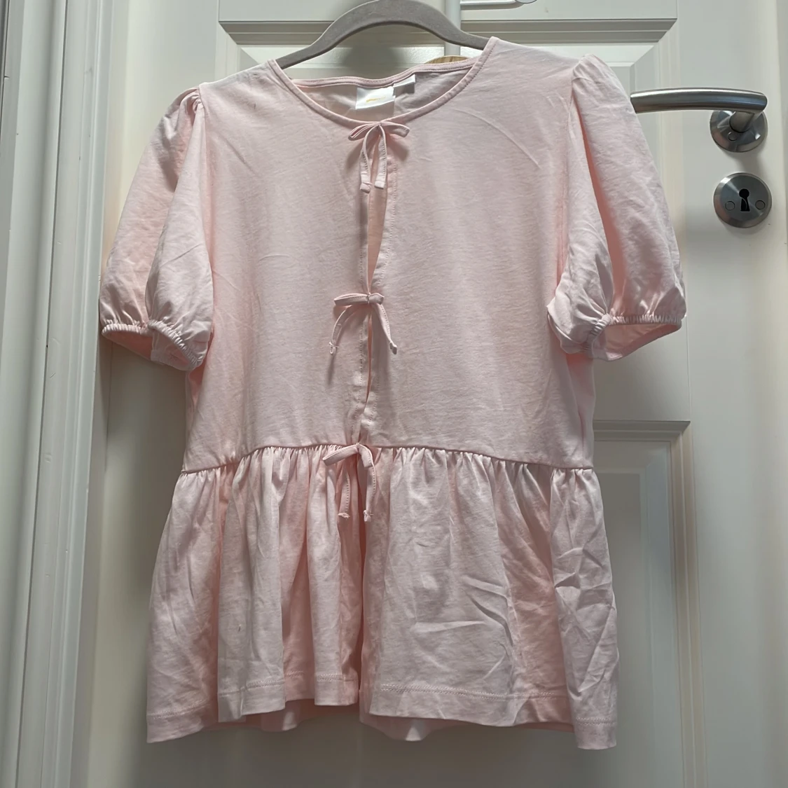 Ljusrosa blus med knyt från Gina Tricot