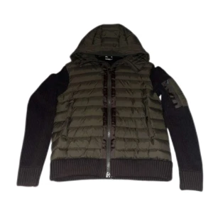 Moncler Cardigan. - Snygg grön dunjacka från Moncler med stickade mörkgrå ärmar och huva. Jackan har dragkedja och Moncler-logga på ärmen. Perfekt för dig som vill ha en unik stil. Den är självklart äkta, priset är 2999. Ställ gärna frågor!☺️Det finns även tags kom privat om du vill se mer bilder.