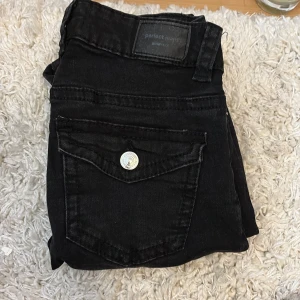 Svarta Perfect Jeans från Gina Tricot - Säljer fina bootcut jeans fråm gina tricot💕 inga defekter och använt typ 5 gånger💕 skriv om ni har frågor