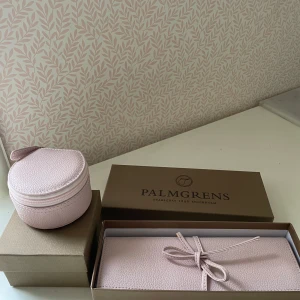 Ljusrosa smyckesförvaring från Palmgrens - Supersöt ljusrosa smyckesförvaringar i äkta läder. Nypris är 3700 för båda💕
