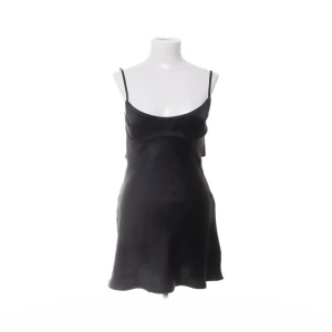Zara klänning - Super fin satin klänning från Zara, storlek S men passar xs-m🩵