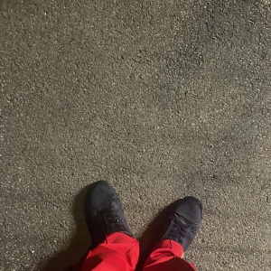 Mörk blå louboutin  - Säljer ett par svarta sneakers med snörning och en riktigt fet röd sula undertill. Skorna har en klassisk rund tå och är i syntetmaterial. Perfekta för dig som vill sticka ut lite extra med färgdetaljer på sulan.