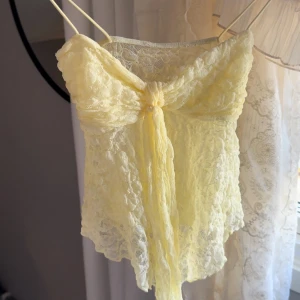 Spets-topp - Helt underbar spets-topp från Bershka! Väldigt smickrande passform!