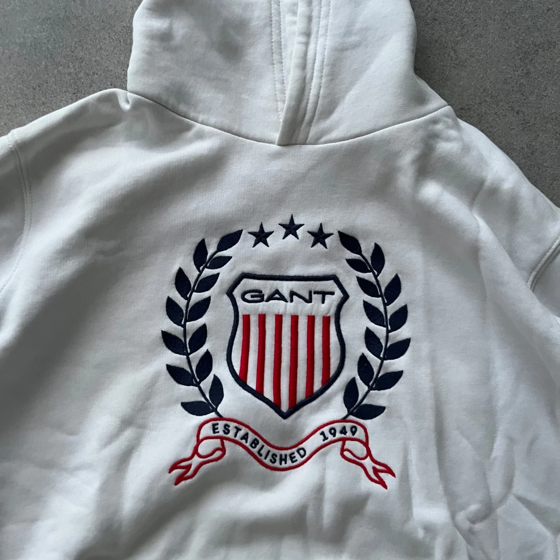 Vit hoodie från GANT med broderad logga - 1