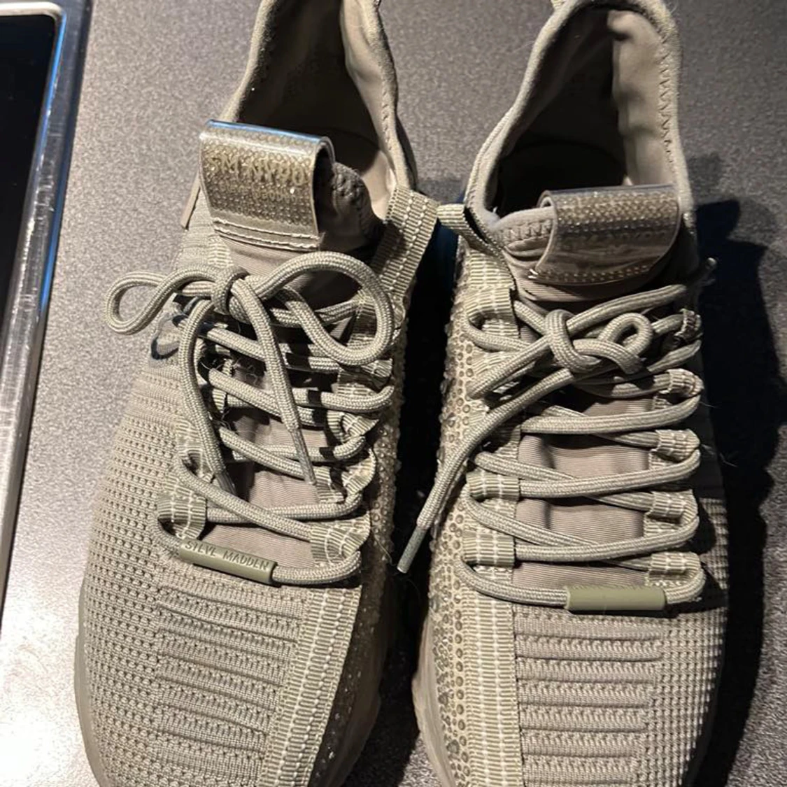 Beige sneakers från Steve Madden