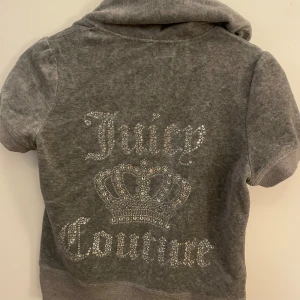 Sååå fin Juicy Couture kofta - Sååå fin kofta från Juicy Couture i mjuk velour med korta ärmar. Storlek S, köpt ett år sedan i NYC! 