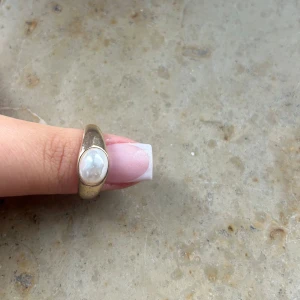 Ring  - Jätte fin och elegant  pärl ring 