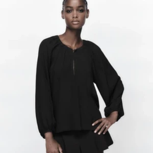 Blus zara  - Säljer denna oanvända (lapp kvar) limited edition zara blus som inte går att köpa längre! så fin och kan användas öppen eller stängd 💘