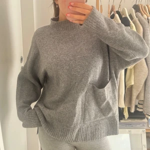 Stickad tröja Zara  - Så fin stickad tröja med krage och ficka från Zara, inte kommit till så mycket användning!