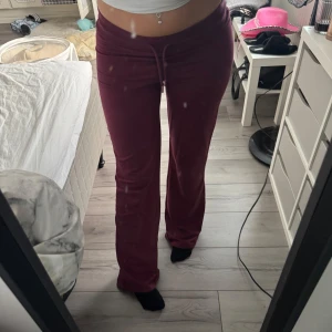 Vinröda mjukisbyxor med snörning XS - Vinröda mjukisbyxor från 157 i storlek XS. Byxorna har en skön loose passform, låg midja och en tjock midjeresår för perfekt form. Tillverkade i mjukt bomullsmaterial, perfekta för chill dagar. Snyggt raka ben och enkel stil.