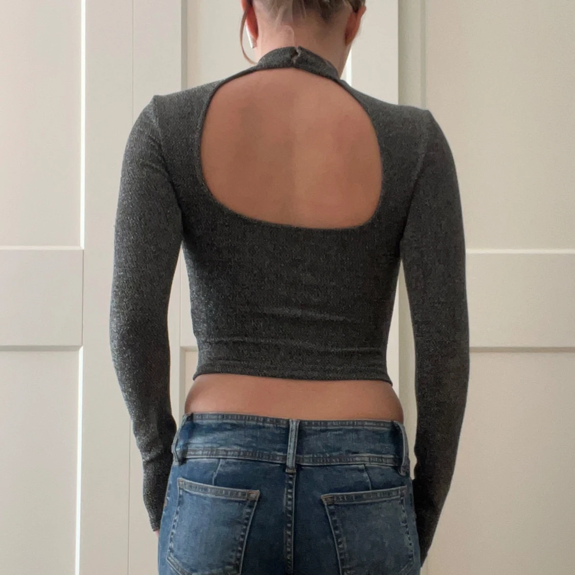 Gråglittrig croppad topp med öppen rygg - 2