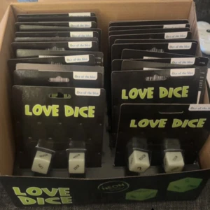 Love Dice - Man får ett paket. Love Dice är ett roligt och flirtigt spel med två tärningar som ger oväntade och spännande utmaningar. Perfekt för att liva upp kvällen med vänner eller din partner. Passar unga vuxna som vill ha kul och testa något nytt tillsammans.