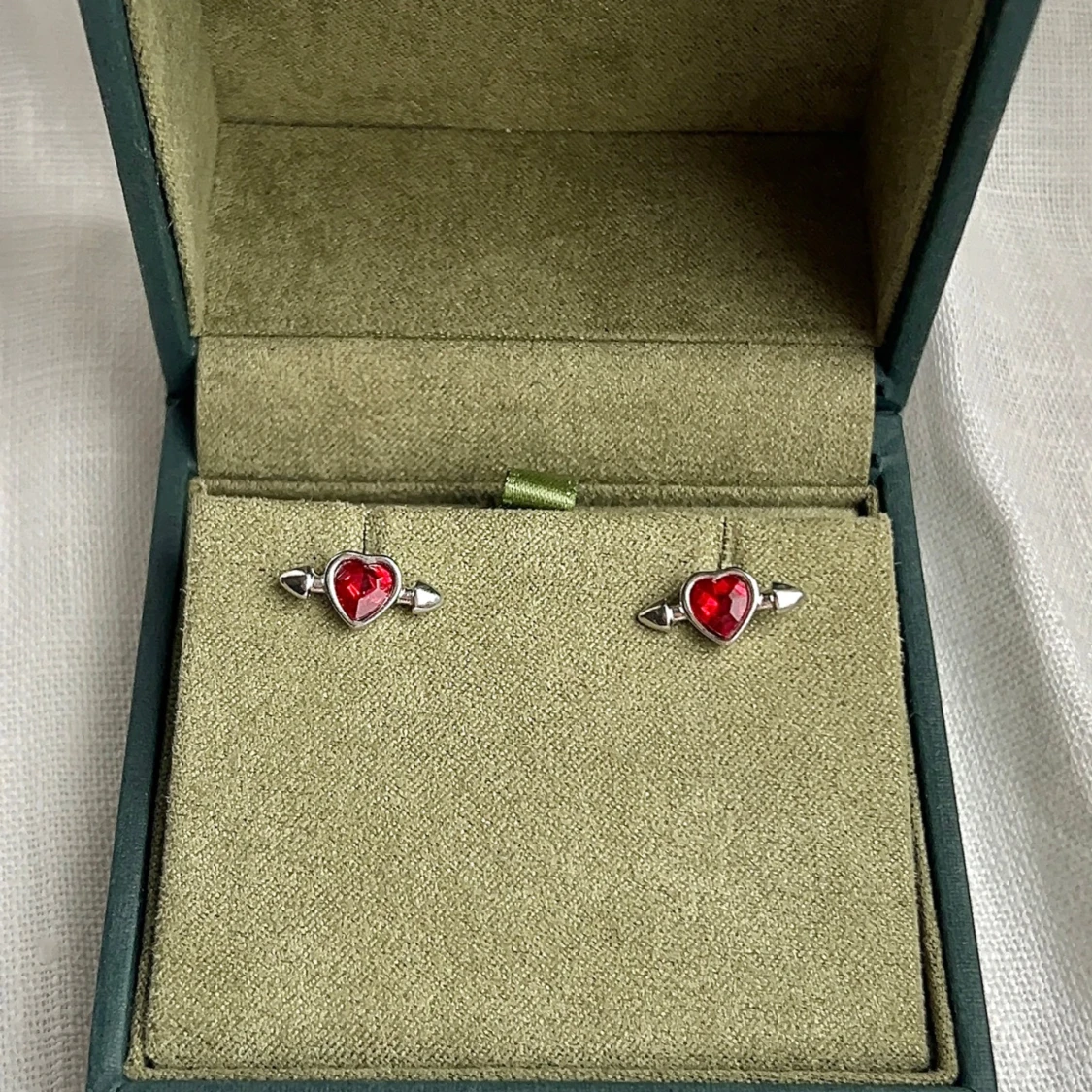 Röda hjärtformade örhängen i silver