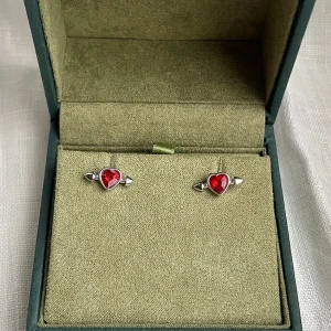 Röda hjärtformade örhängen i silver - Hjärtformade örhängen som liknar de från Maria Nilsdotter. Finns i olika färger (både guld och silver + olika stenar) så gå gärna in på min profil och kolla! Skriv vid eventuella frågor. ‼️PRISET ÄR FÖR ETT PAR. ‼️