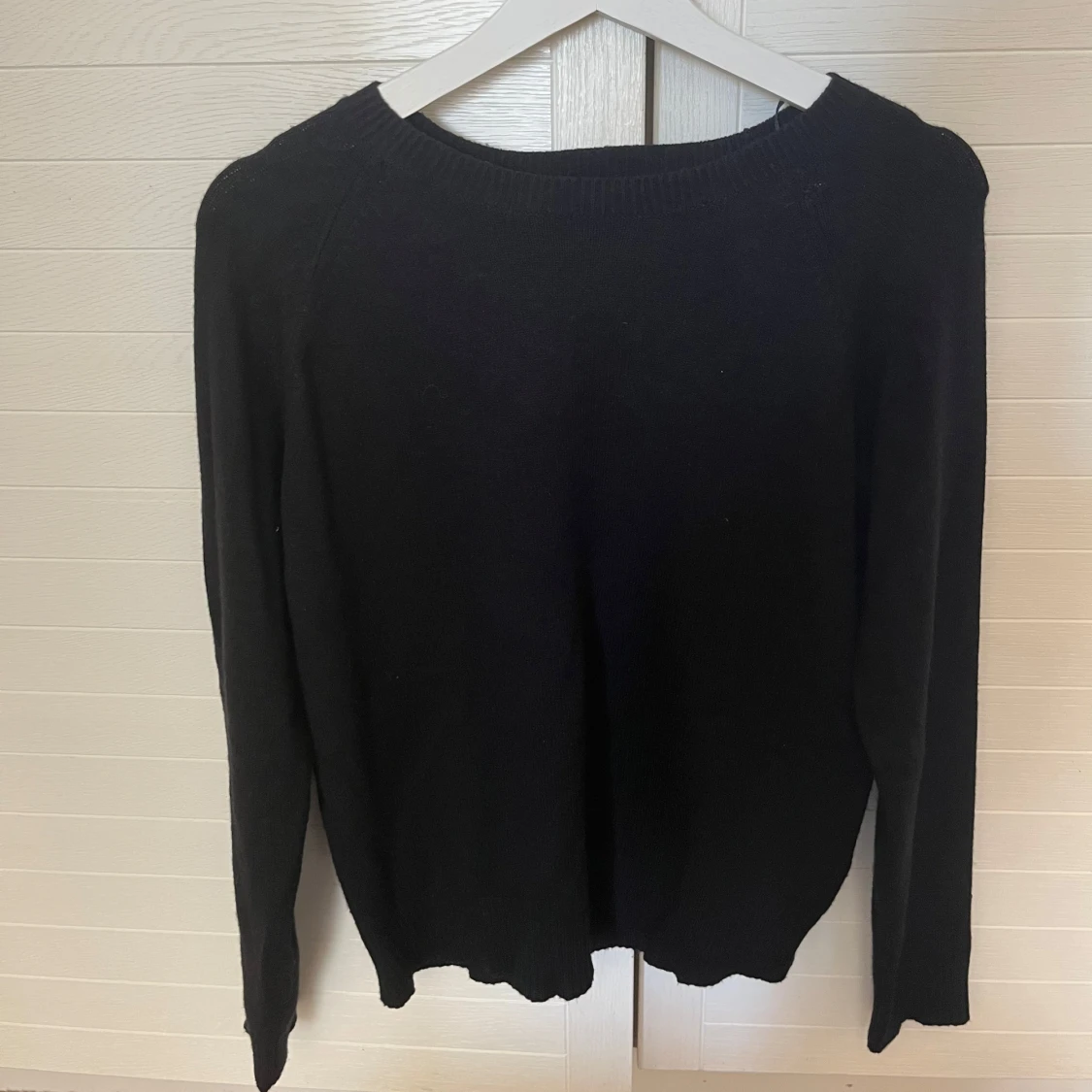 Svart stickad tröja med rund hals