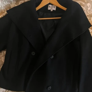 NAKD kort kappa - Superfin och helt slutsåld kort dubbelbröstad kappa från Nakd. Köpte denna förra hösten och den har knappt kommit till användning då jag föredrar långa kappor. Köpte för 999kr, pris kan diskuteras 💓🫶  OBS: Inget pax tyvärr ❌