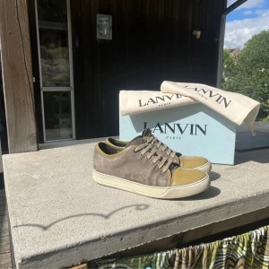 Lanvin DDB1 - 100% Äkta - Lanvin:s klassiska modell DDB1 i grå mocka med matt grön cap toe. Helt äkta, med originalbox och dustbag som medföljer! Skick: 9 / 10 | Storlek 43 (passar även 44) |  Nypris: 3000+ | Pris: 1699 | Hör gärna av er med funderingar eller fler bilder!
