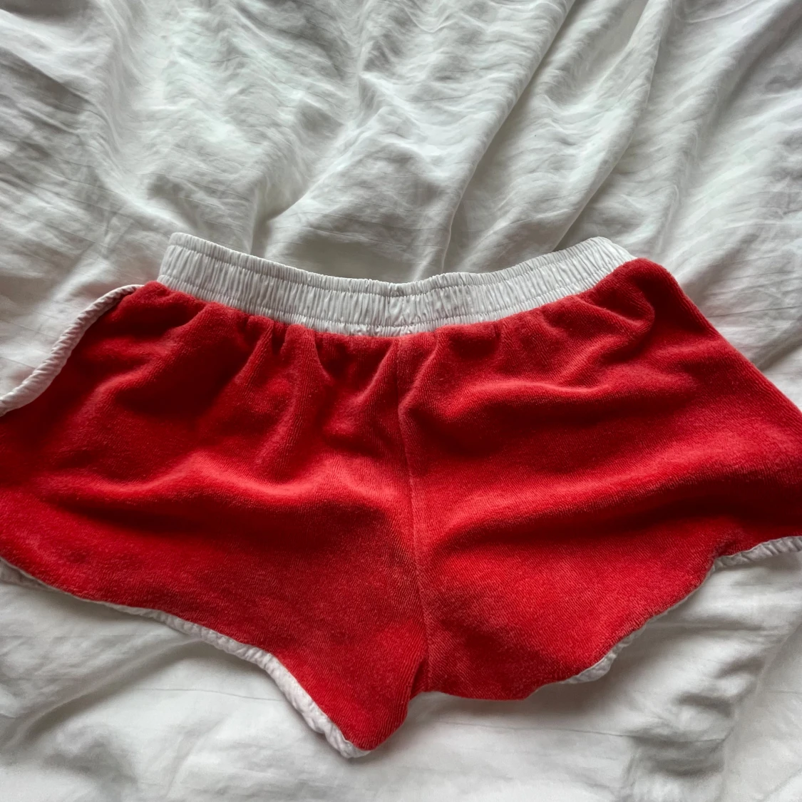 Röda frottéshorts med snörning - 1