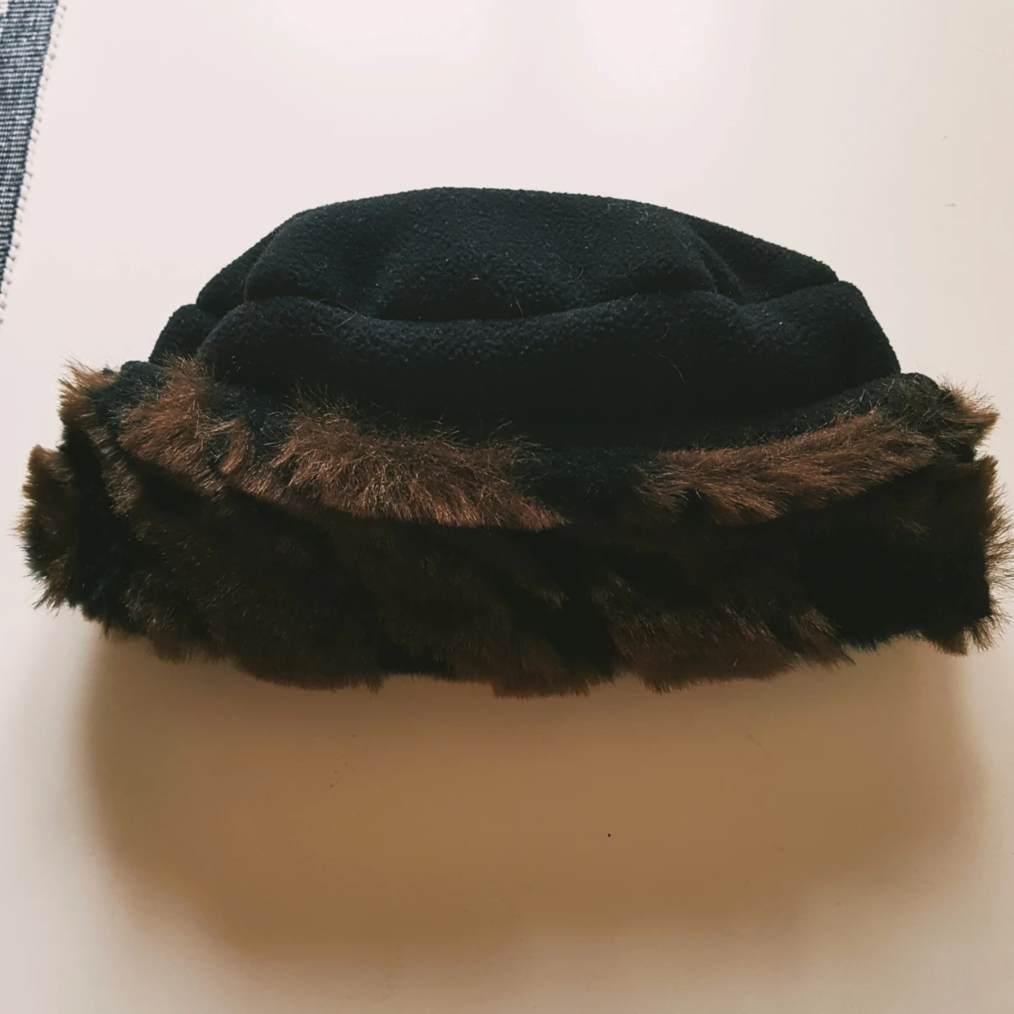 Svart hatt med fuskpäls från Gunvor Syfabr. - 1