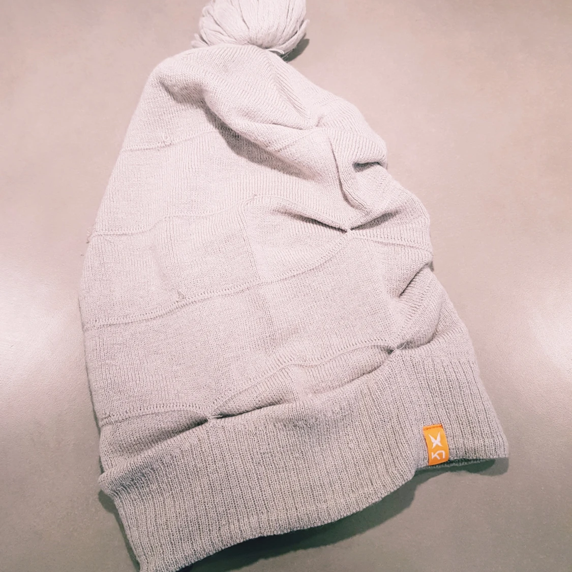 Ljusgrå mössa med tofs från Kari Traa